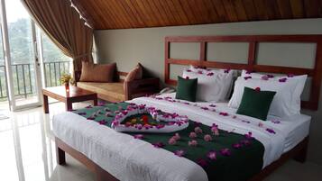 Premium Chalet, 1 King Bed, River View, Mountainside | Desk, free cribs/infant beds, rollaway beds, free WiFi