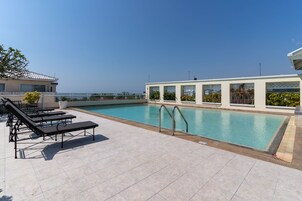 สระว่ายน้ำกลางแจ้ง, เก้าอี้อาบแดดริมสระ