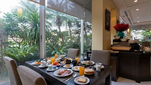 Desayuno estilo bufé