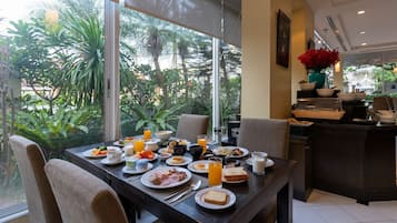 每日供應自助早餐 (每人 THB350)