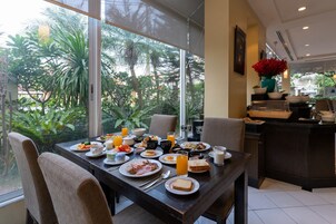 每日供应自助式早餐（每人 THB 350）