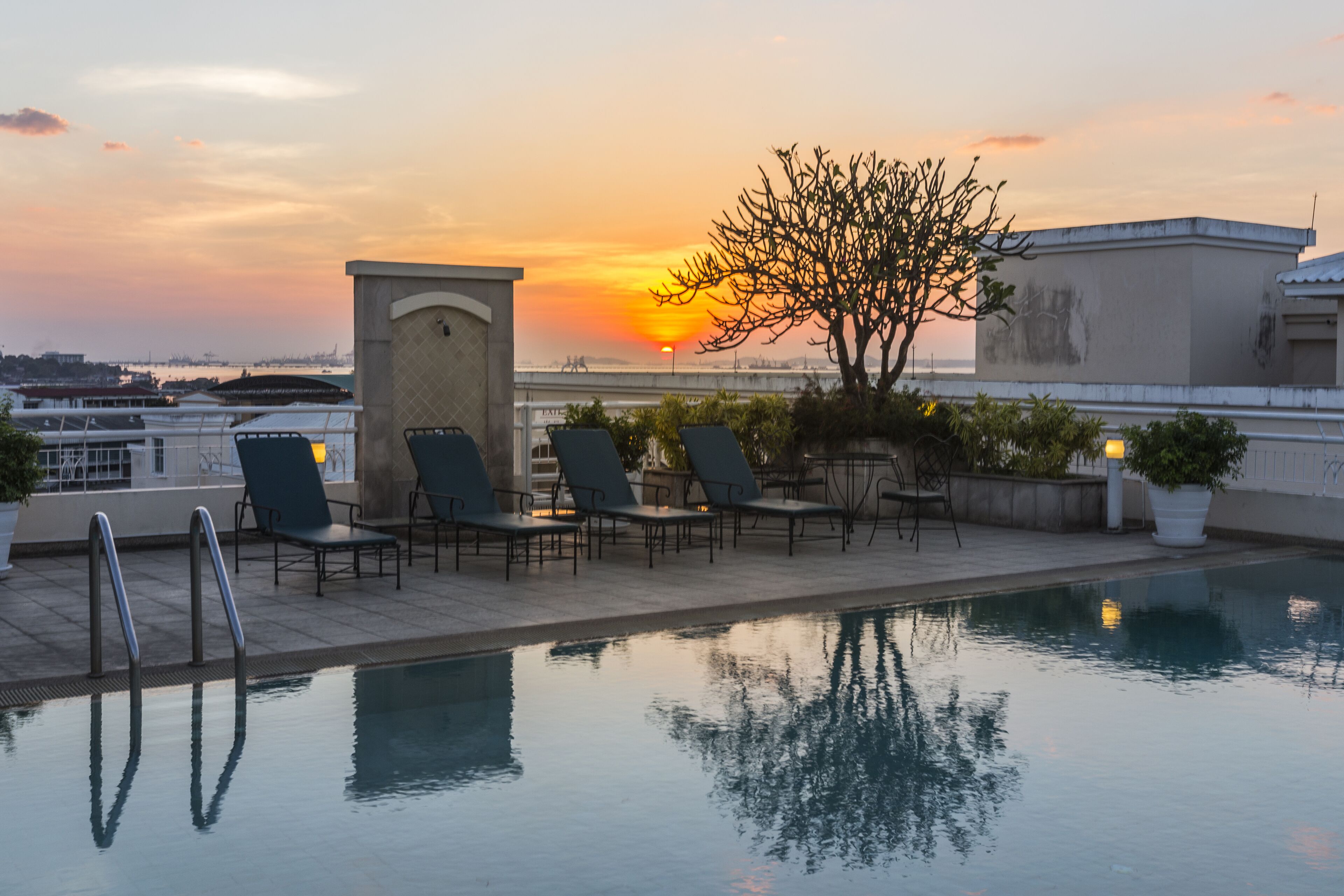 Hồ bơi ngoài trời, ghế dài tắm nắng 