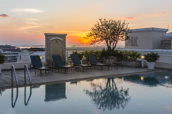 室外游泳池，提供日光浴躺椅