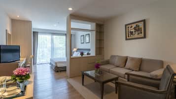 Studio Suite | Desk, blackout drapes, free cribs/infant beds, rollaway beds