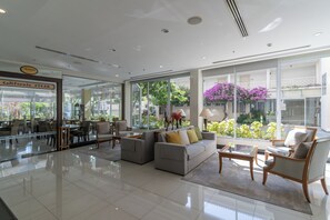 Lobby sitting area - Classic Kameo Hotel and Serviced Apartments, Sriracha (Si Racha)