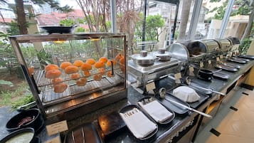 每日供應自助早餐 (每人 THB350)