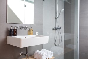 Shower, rainfall showerhead, free toiletries, hair dryer