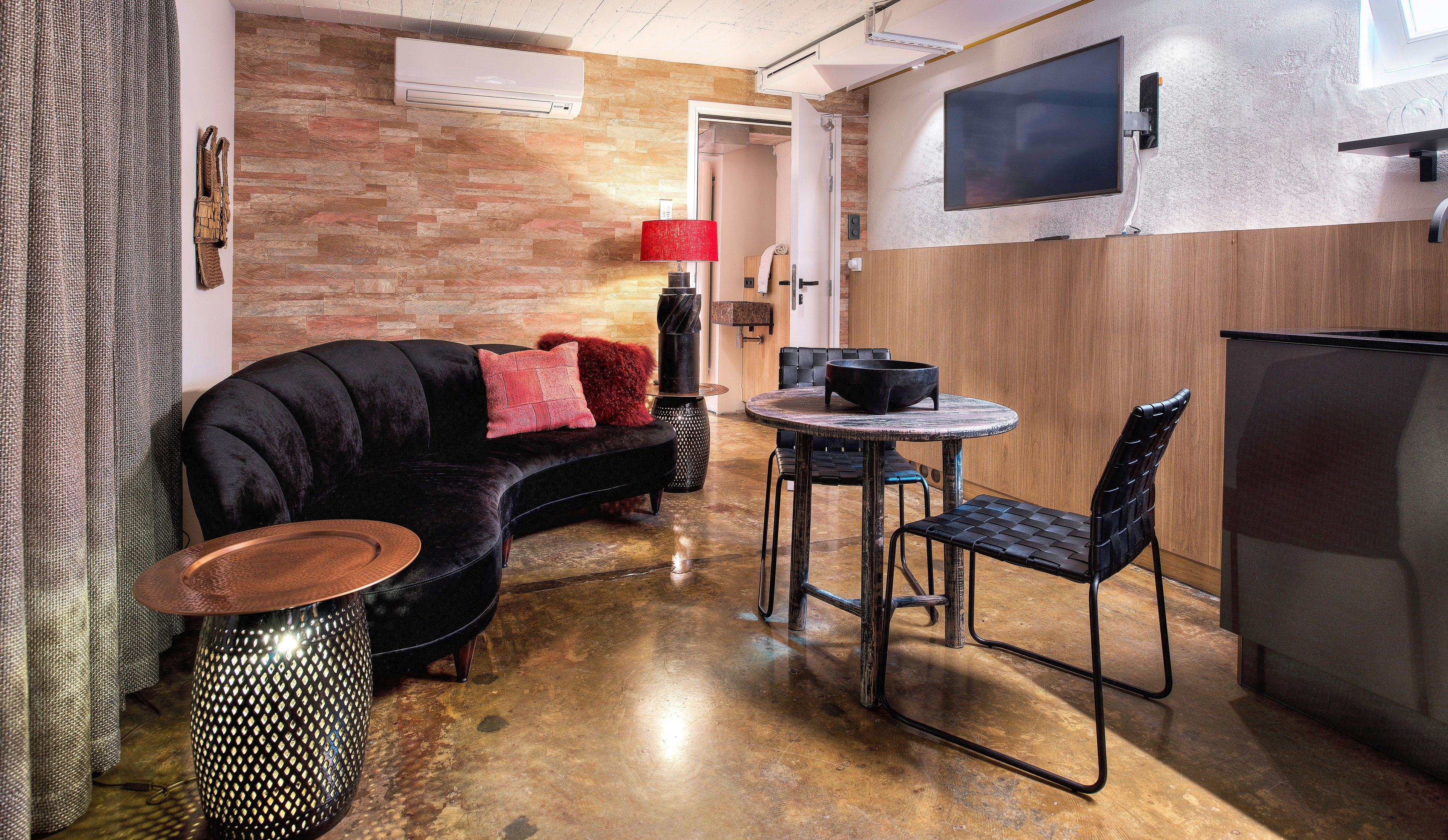 exclusive apartment | living room | flat-screen tv, pay films