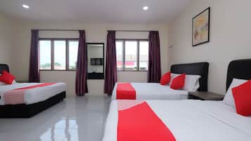 Phòng đôi dành cho gia đình | Bàn, bàn ủi/dụng cụ ủi quần áo, truy cập Internet không dây miễn phí