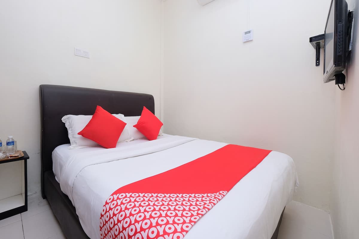 Standard Double Room | Meja, seterika/papan seterika, Wi-fi percuma