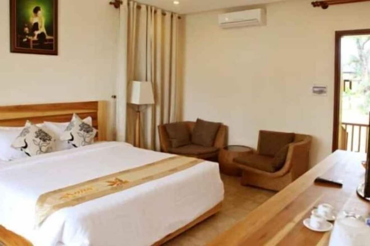 Minibar, värdeförvaringsskåp på rummet och skrivbord