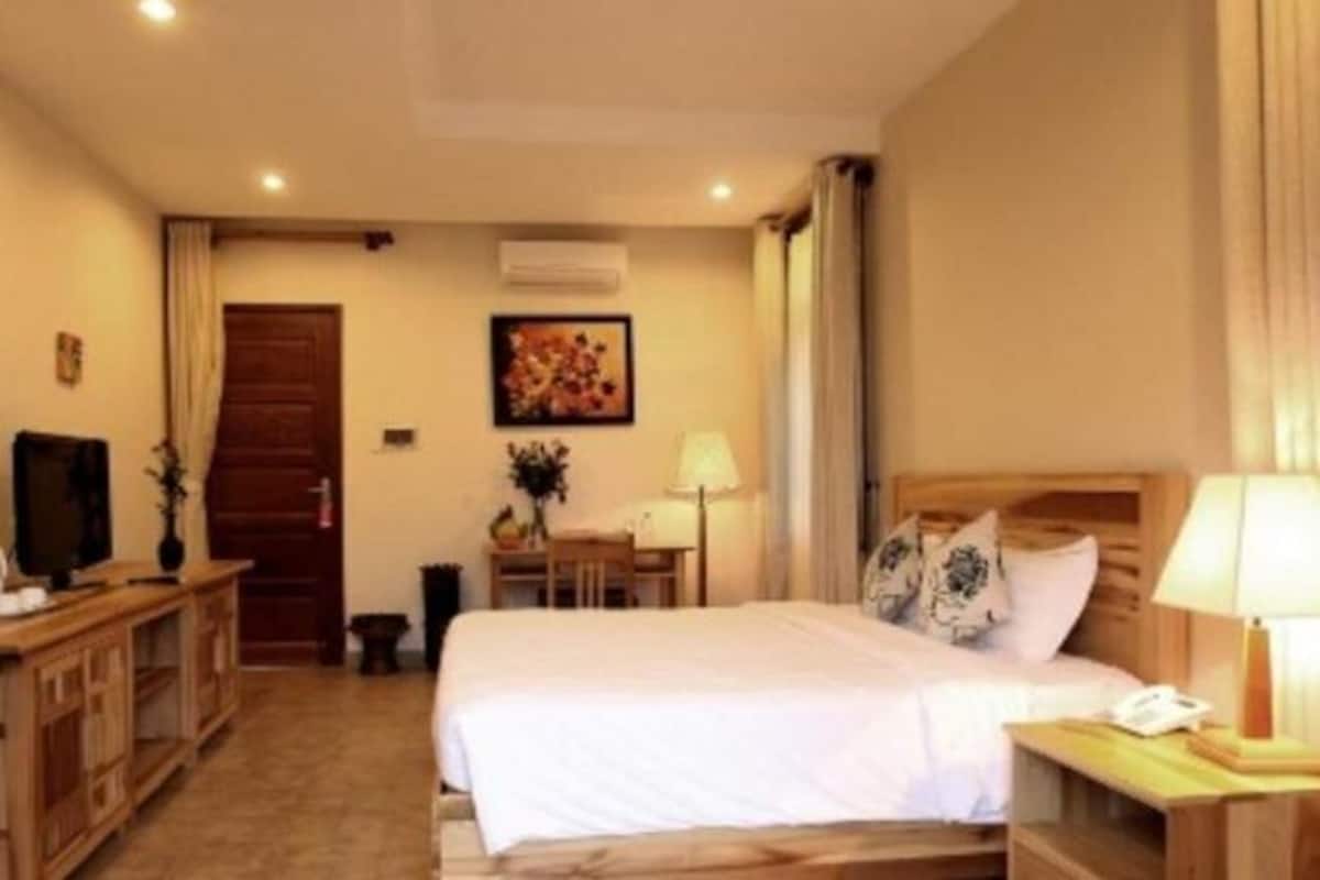 Minibar, brankas, meja kerja, dan tirai kedap cahaya