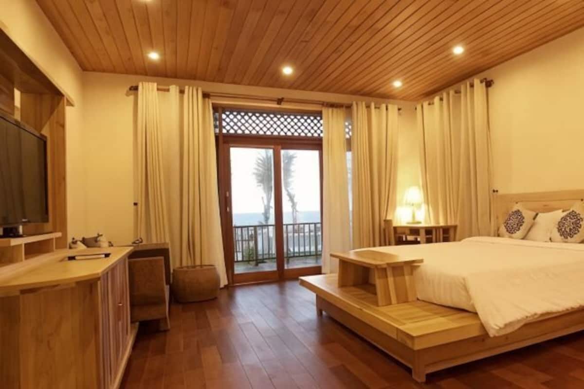 Minibar, brankas, meja kerja, dan tirai kedap cahaya