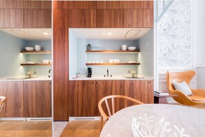 Køleskab, mikrobølgeovn, kogeplade, kaffe-/temaskine