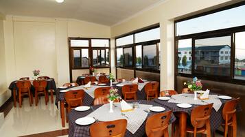 Aamiainen, lounas ja illallinen; kansainvälinen keittiö