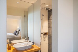 Superior Double Room (Alpenblick) | Bathroom