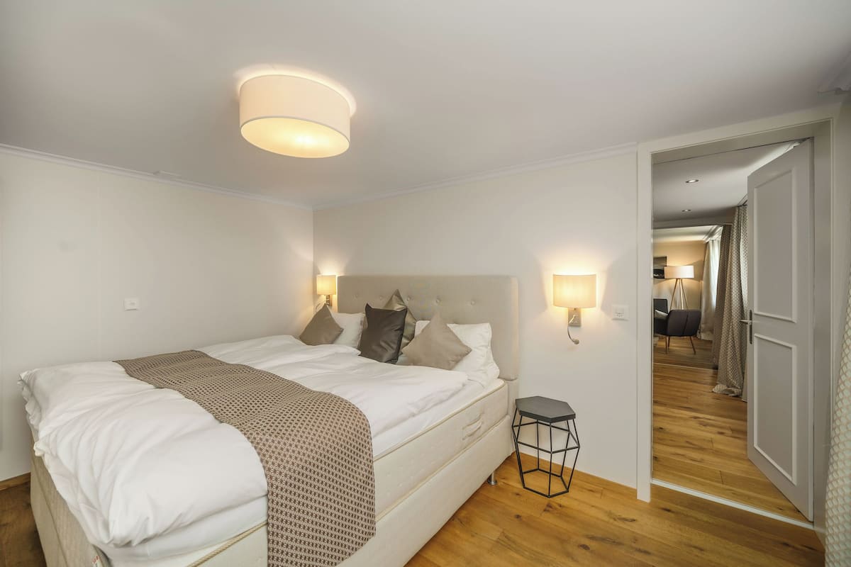 Suite | 1 slaapkamer, individueel gemeubileerd, een bureau