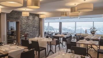 Lunch and dinner served, international cuisine