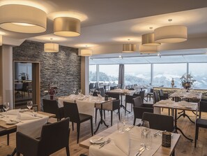 Lunsj og middag serveres, internasjonale retter