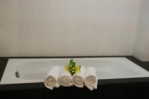 Superior Deluxe | Deep-soaking bathtub