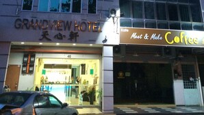 A hotel with a sign reading "Grandview Hotel" and a coffee shop with a sign reading "Meet & Make Coffee". - Grandview Hotel (Raub)