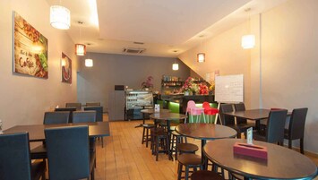 Se sirven desayunos, almuerzos y cocina malasia 