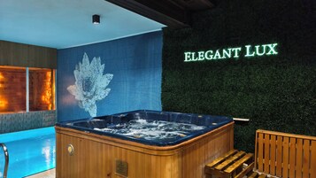 Behandelingskamers voor koppels, een sauna, een bubbelbad, een stoombad