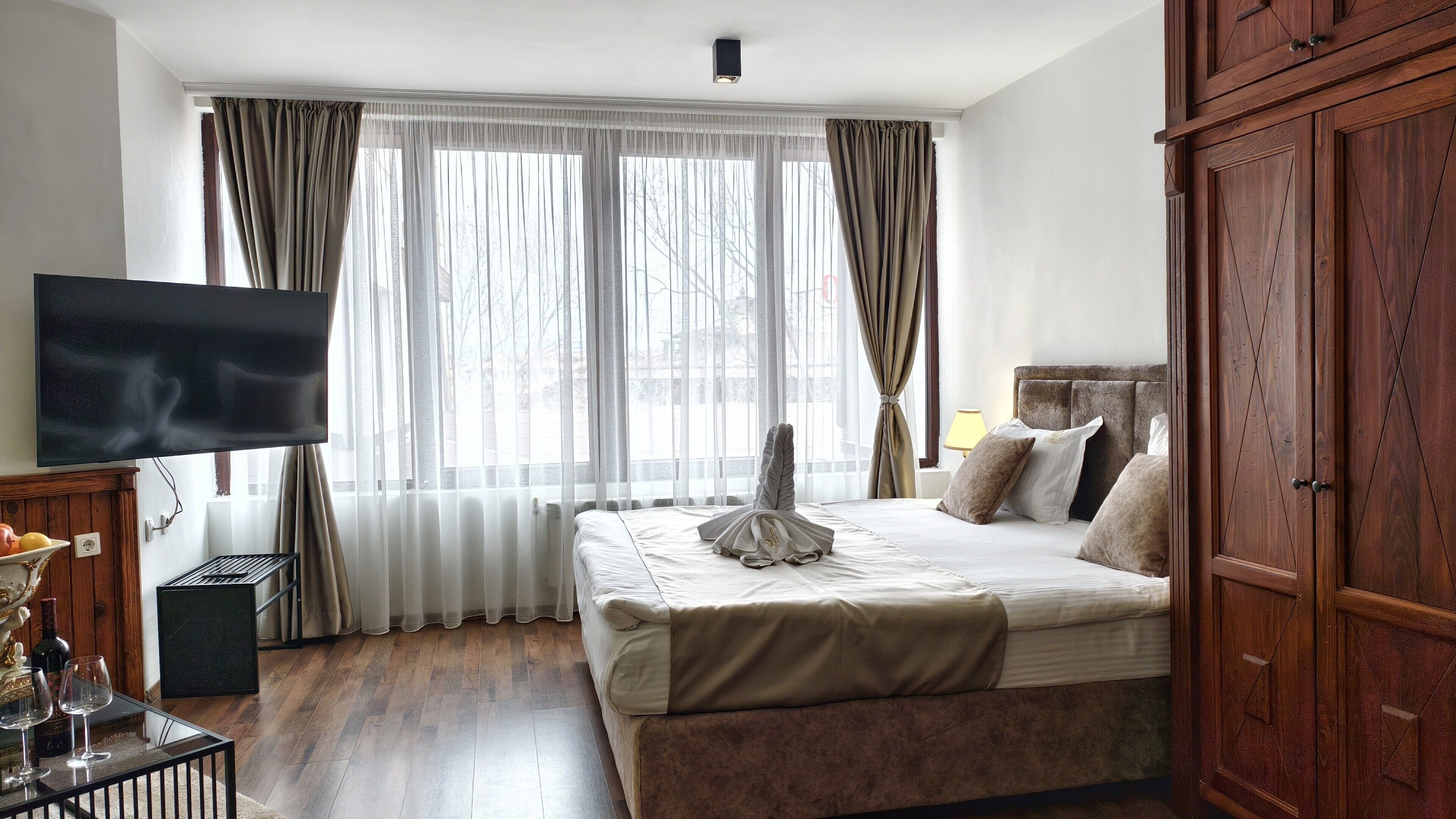 Deluxe Studio | Individually furnished, desk, iron/ironing board, free WiFi