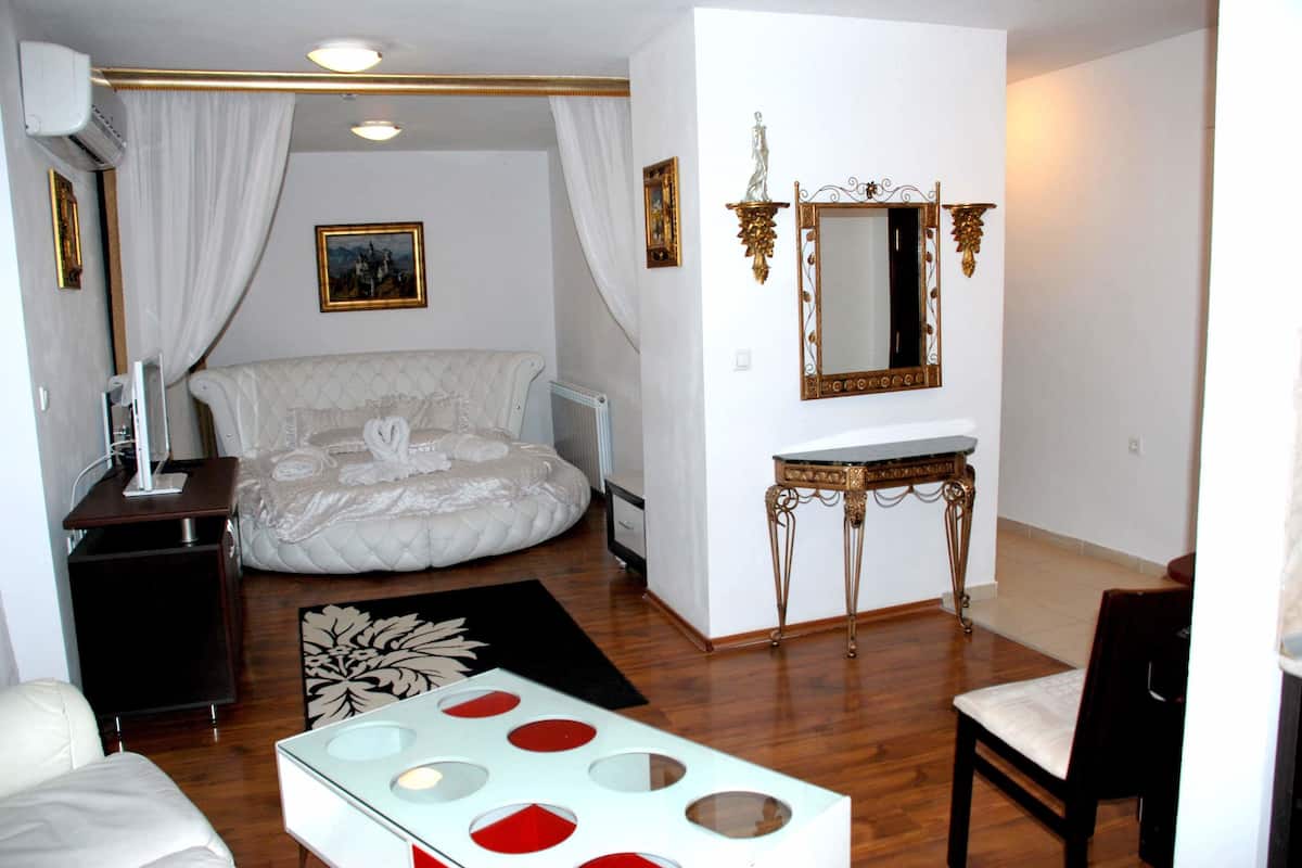 deluxe apartment, 1 bedroom | individually furnished, desk, iron/ironing board, free wifi