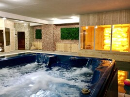 Indoor spa tub