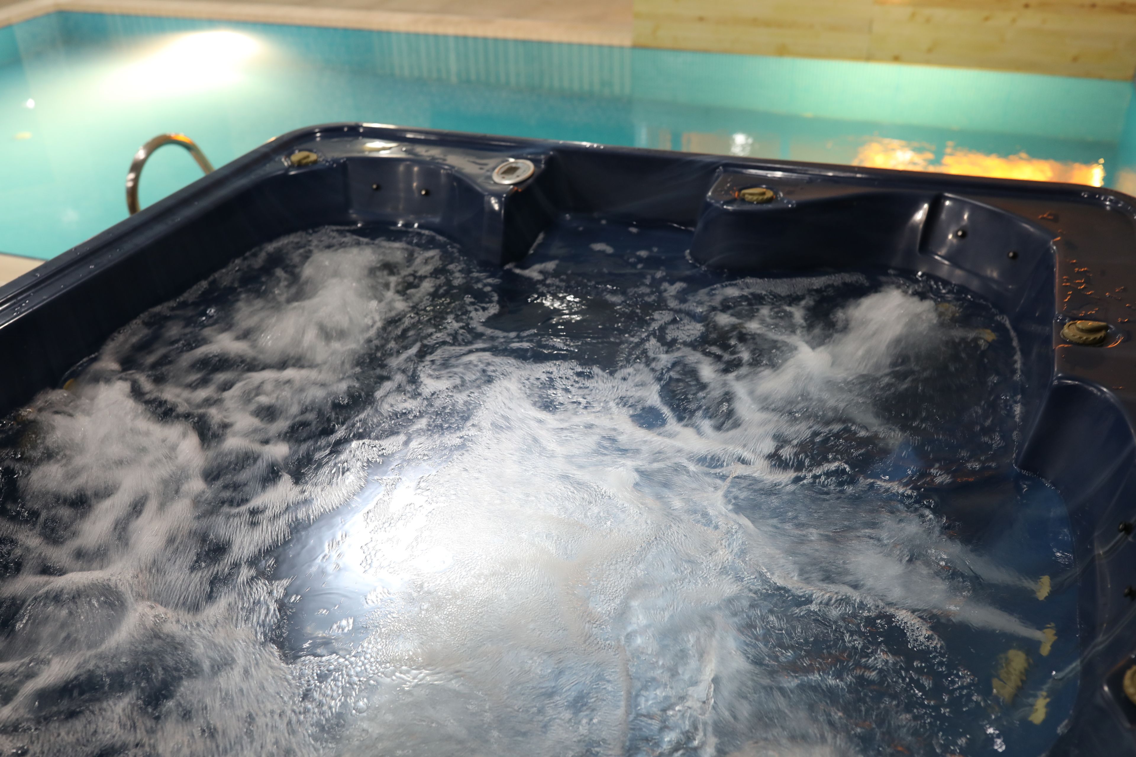 Una bañera de hidromasaje con burbujas visibles, indicando que está llena de agua.