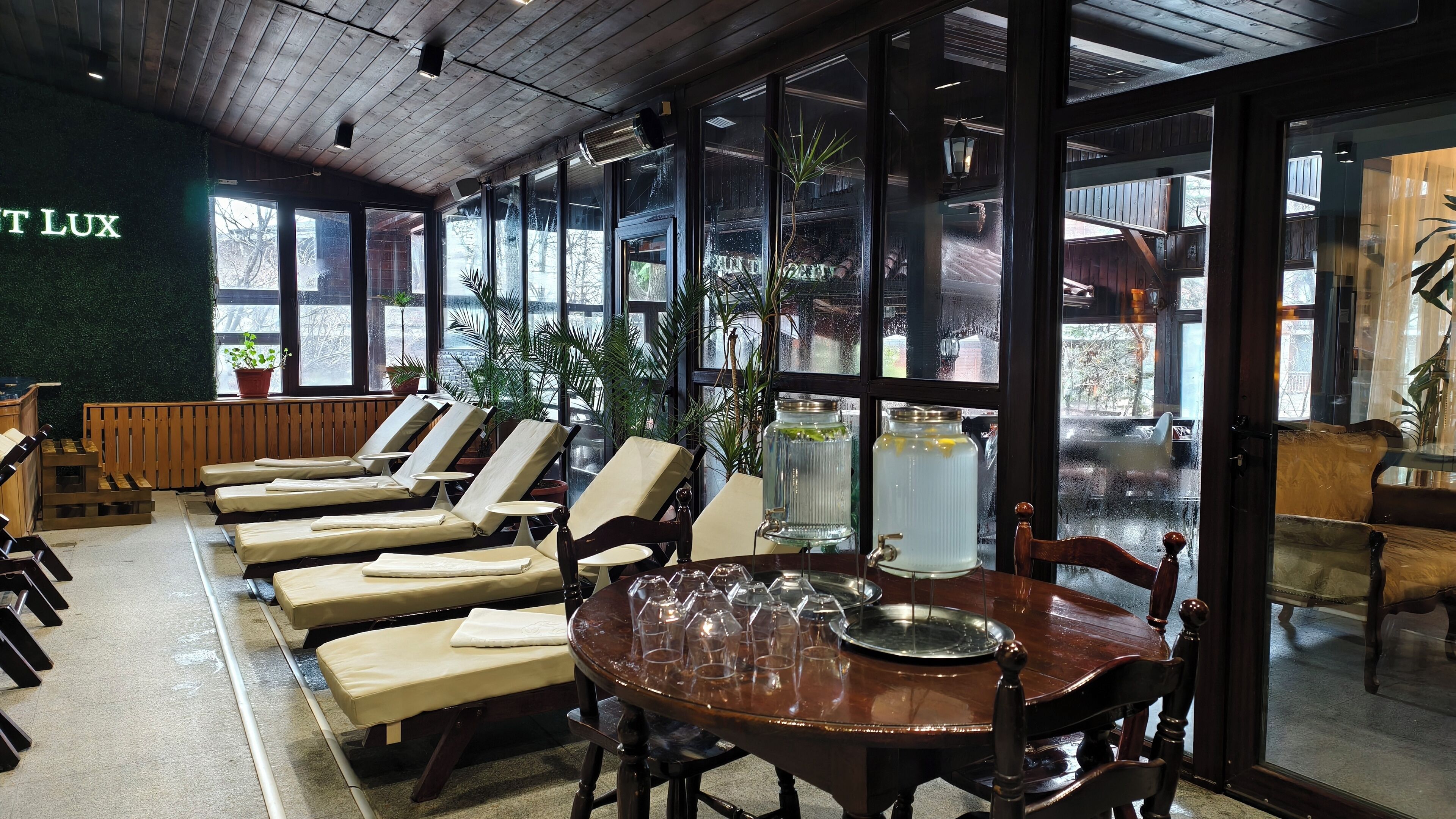 Salas de tratamiento para parejas, un sauna, una bañera de hidromasaje