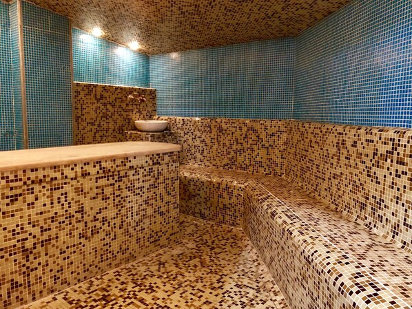 Couples treatment room(s), sauna, hot tub, steam room