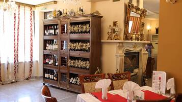 2 restaurants; breakfast, lunch, dinner and brunch served