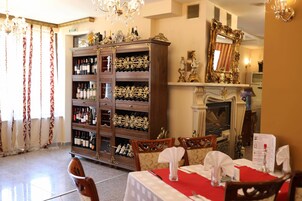 2 restaurantes; se sirve desayuno, almuerzo, cena y brunch