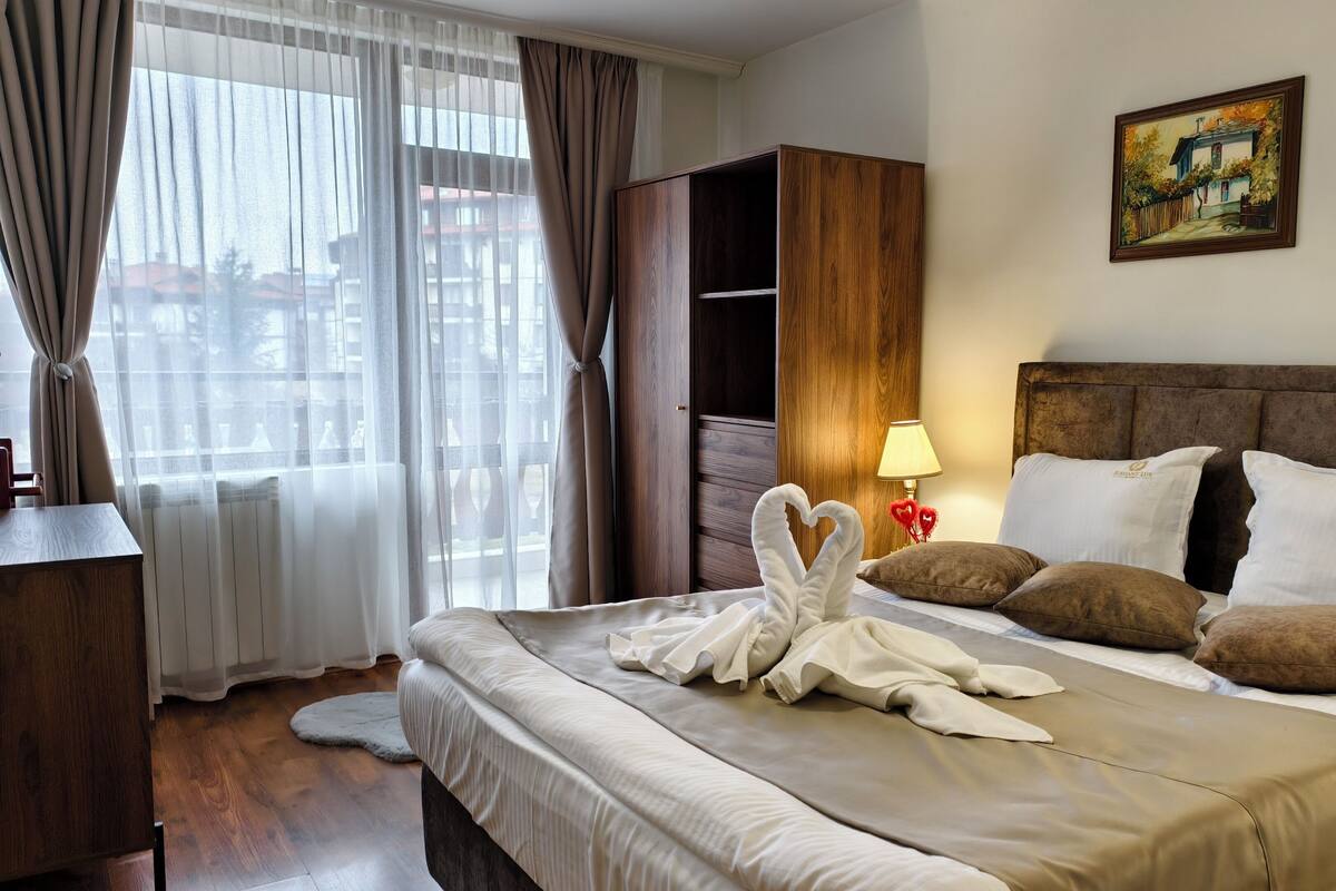 Deluxe Apartment, 2 Bedrooms, Balcony | Desk, iron/ironing board (on request), WiFi (free)