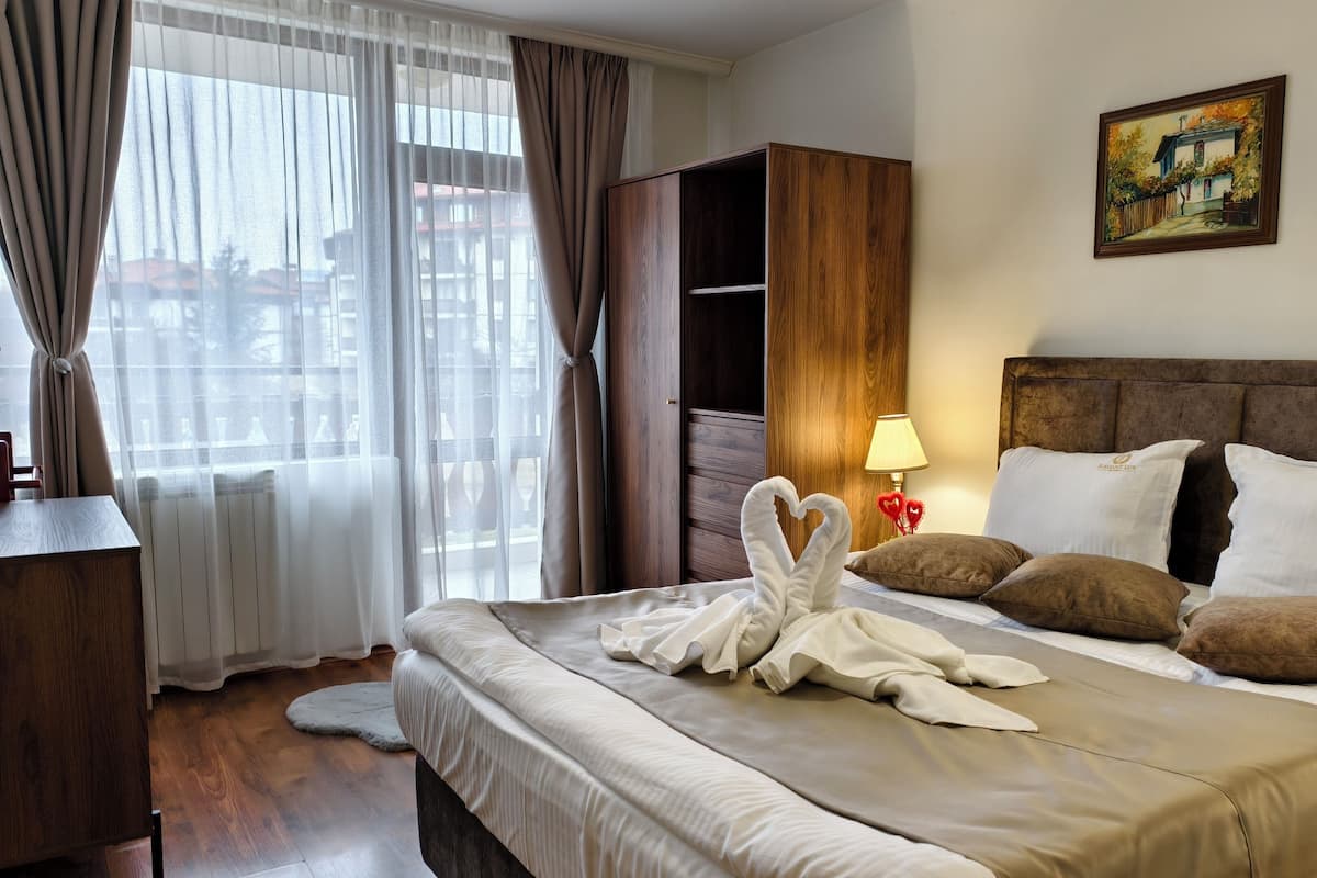 Deluxe Apartment, 2 Bedrooms, Balcony | Individually furnished, desk, iron/ironing board, free WiFi