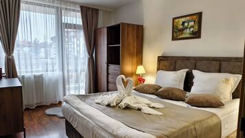 Muebles diferentes, escritorio y tabla de planchar con plancha