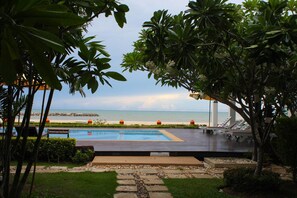 室外游泳池，池畔遮阳伞，日光浴躺椅