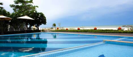 Kolam renang outdoor, dengan payung kolam renang dan kursi berjemur