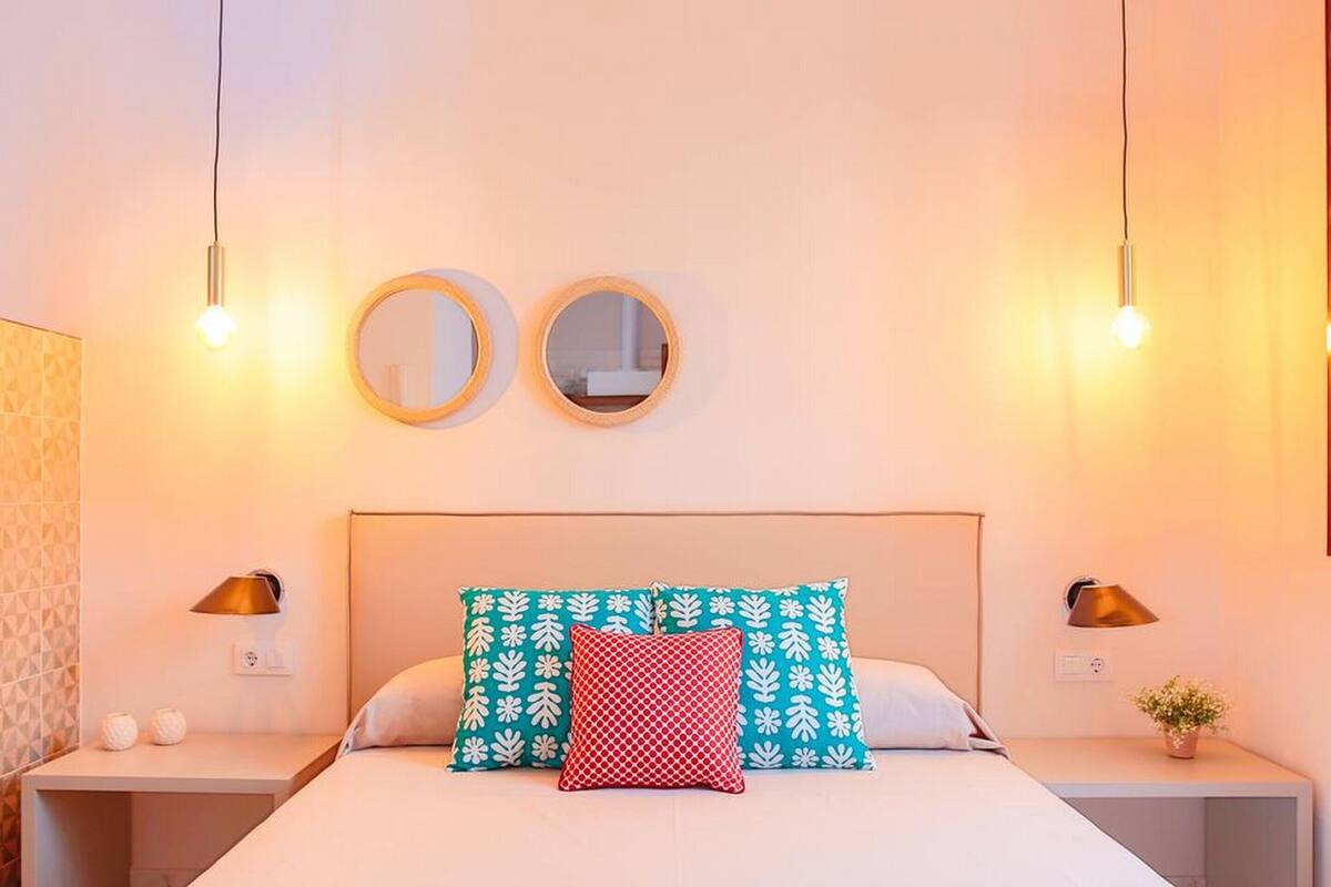 Tabla de planchar con plancha, wifi gratis y ropa de cama
