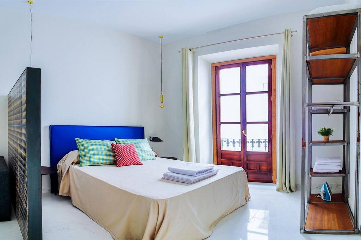 Tabla de planchar con plancha, wifi gratis y ropa de cama