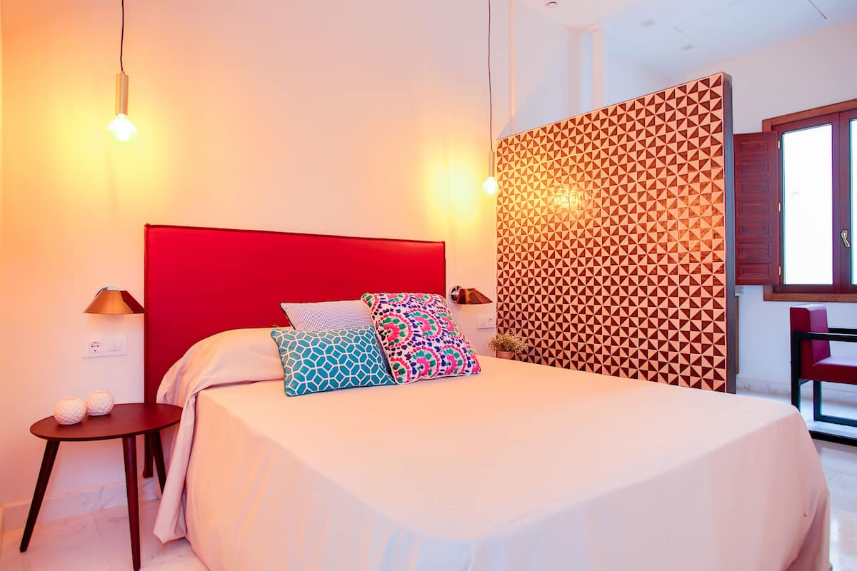 Tabla de planchar con plancha, wifi gratis y ropa de cama