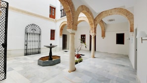 Interior entrance - OYO Hostal Leiva (Córdoba)