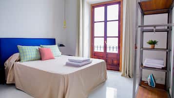 Habitación cuádruple estándar, 1 cama doble con sofá cama | Tabla de planchar con plancha, wifi gratis, ropa de cama