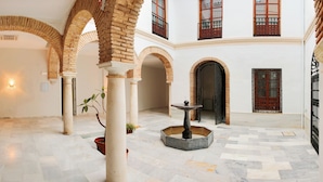 Courtyard - OYO Hostal Leiva (Córdoba)