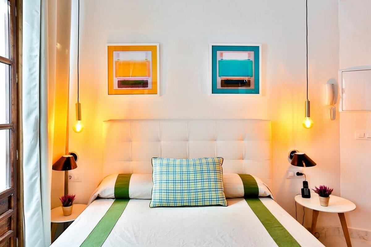 Tabla de planchar con plancha, wifi gratis y ropa de cama