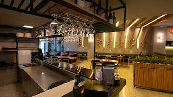 2 間餐廳,供應午餐和晚餐,巴西料理