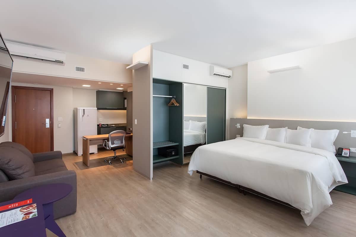 Minibar, Zimmersafe, Schreibtisch, Verdunkelungsvorhänge