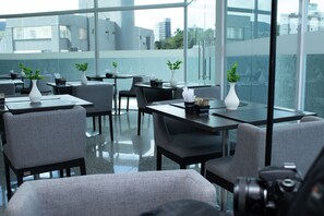 2 restaurantes, com serviço de almoço e jantar; culinária brasileira